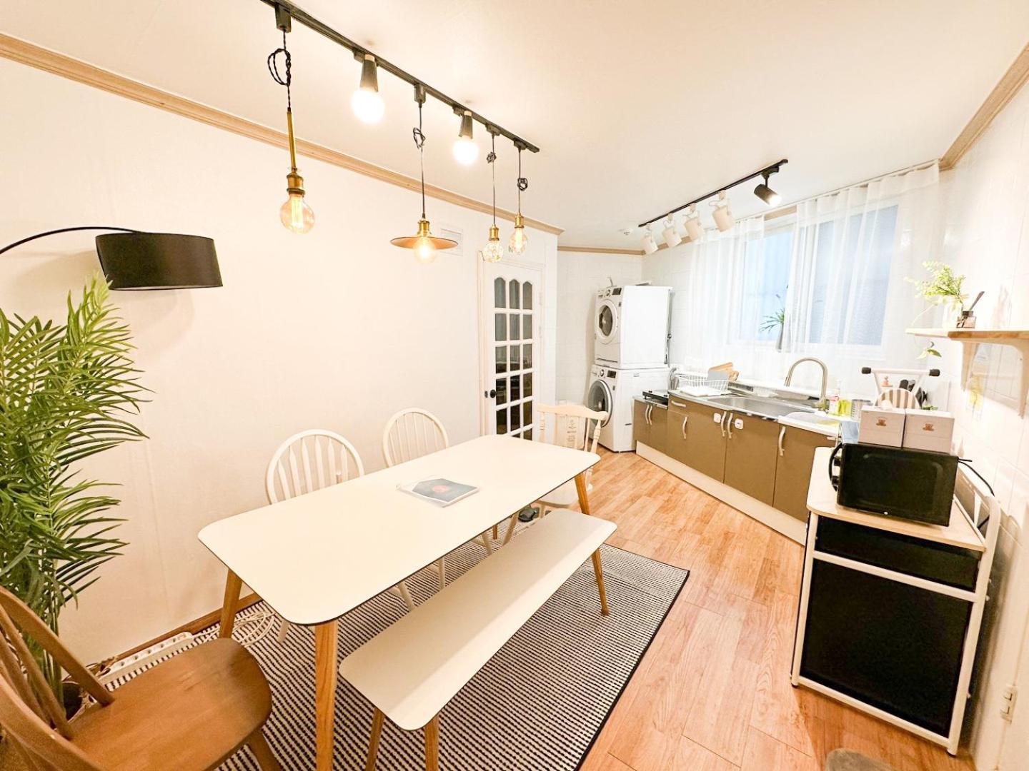 Rock 樂 2 3 Beds 3 Min From Ewha Univ Stn Apartment